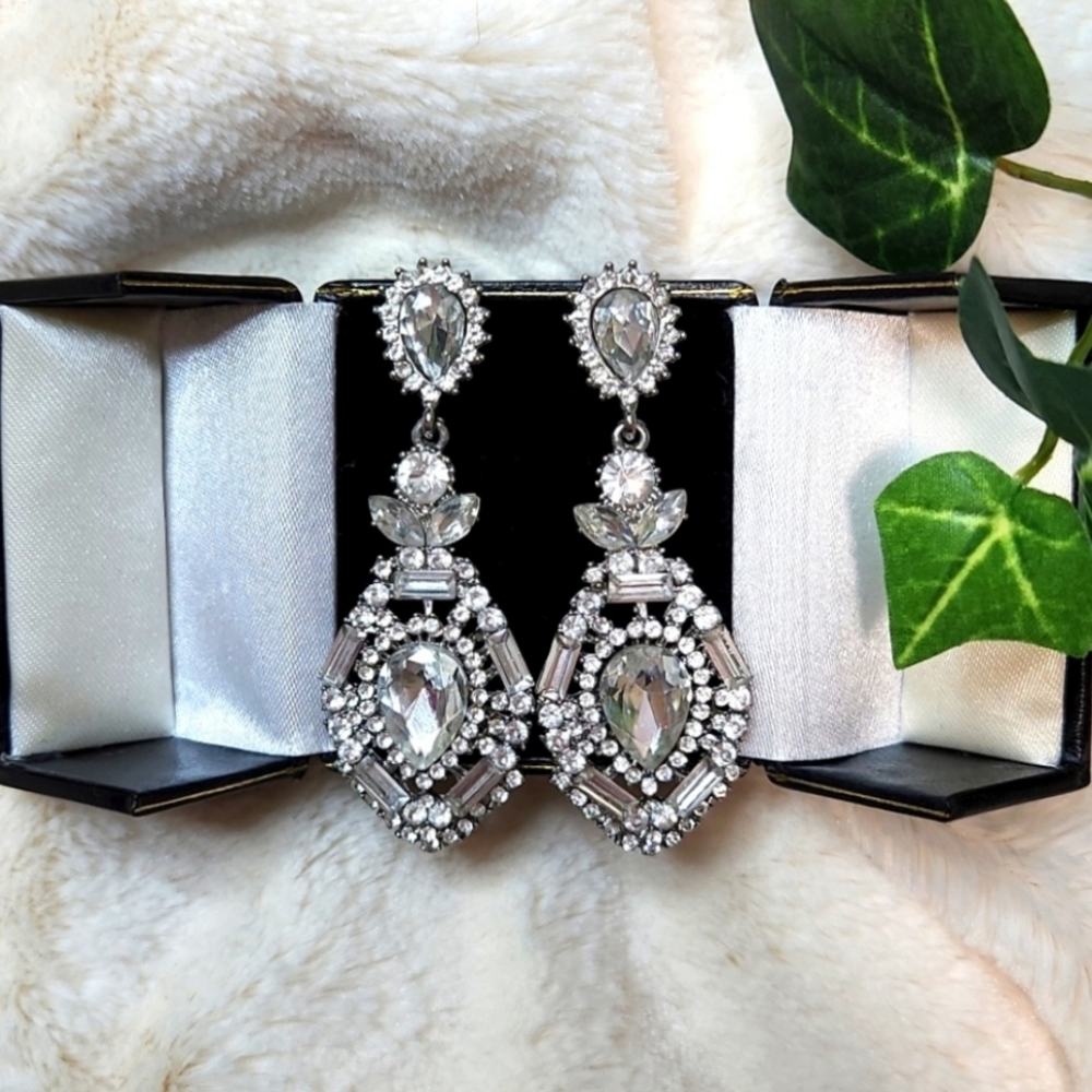 Vintage Style Crystal Dangle Bridal Fashion Earrings ~ EUC - Picture 2 of 5